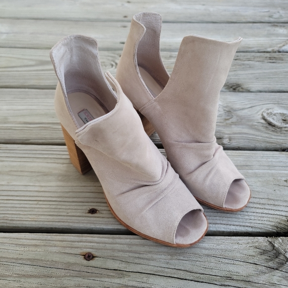 *SOLD* Chinese Laundry Kristin Cavallari Lash Booties, Nude Suede Chunky Size 9 - Picture 2 of 6